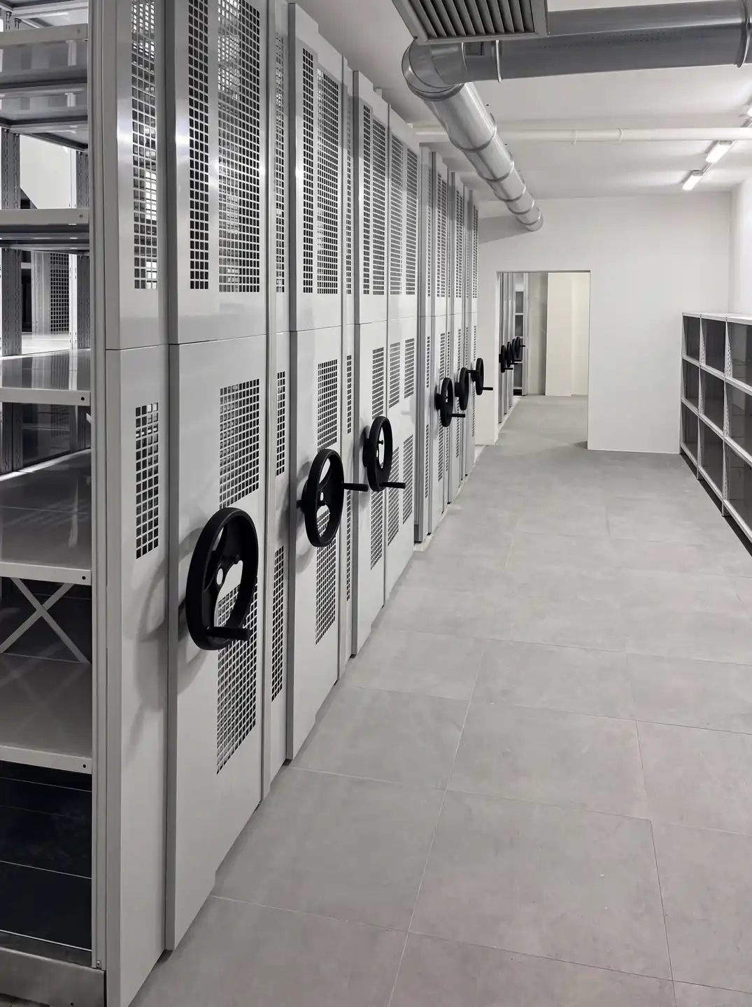 NUOVO IMPIANTO ETERMET: SCAFFALATURA COMPATTABILE PER BIBLIOTECA
